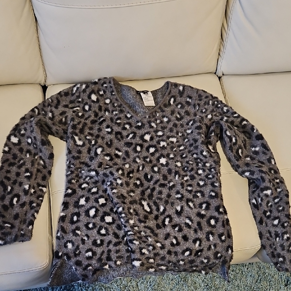 CHARLIE B Women's V-Neck Leopard Sweater in Gray and Black